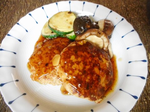 ニンニクあんかけハンバーグ　ズッキーニと椎茸添え